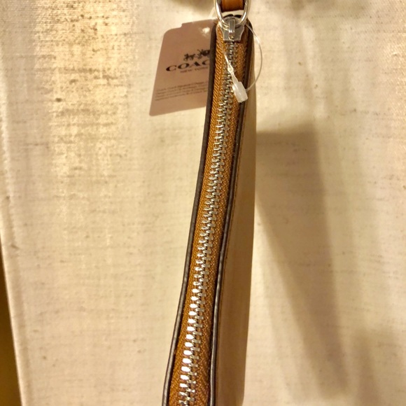 🆕Coach wristlet! Ultra Soft leather-Brand new🆕 - Picture 5 of 8